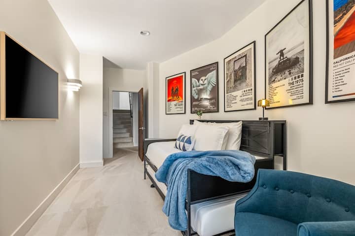 חדר שינה לופט עם טלוויזיה חכמה וכורסה נוחה