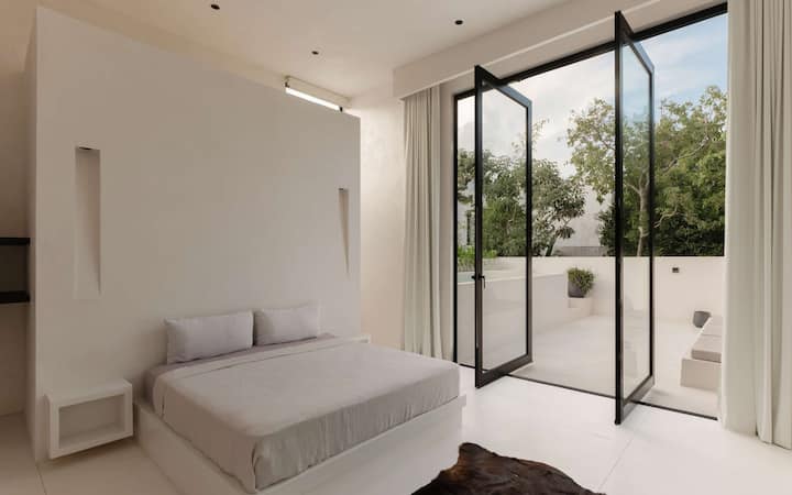 Spálňa s manželskou posteľou, vlastným prístupom na terasu a prirodzeným svetlom.