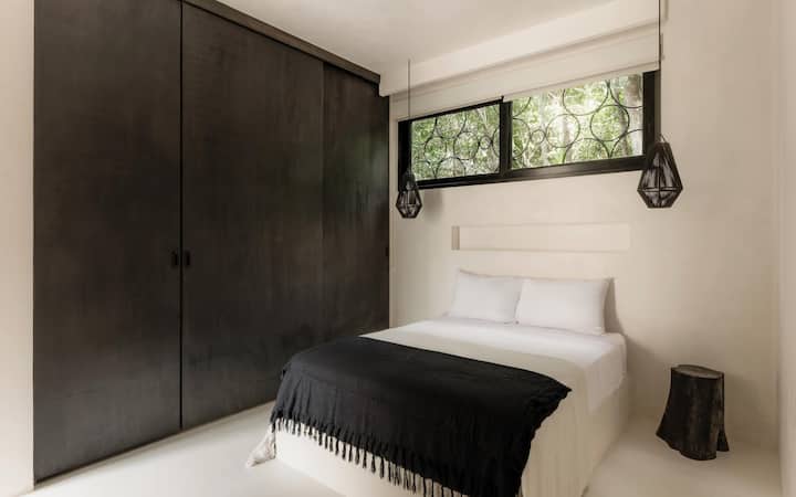 Spálňa s manželskou posteľou, vlastným šatníkom a útulnými textúrami.