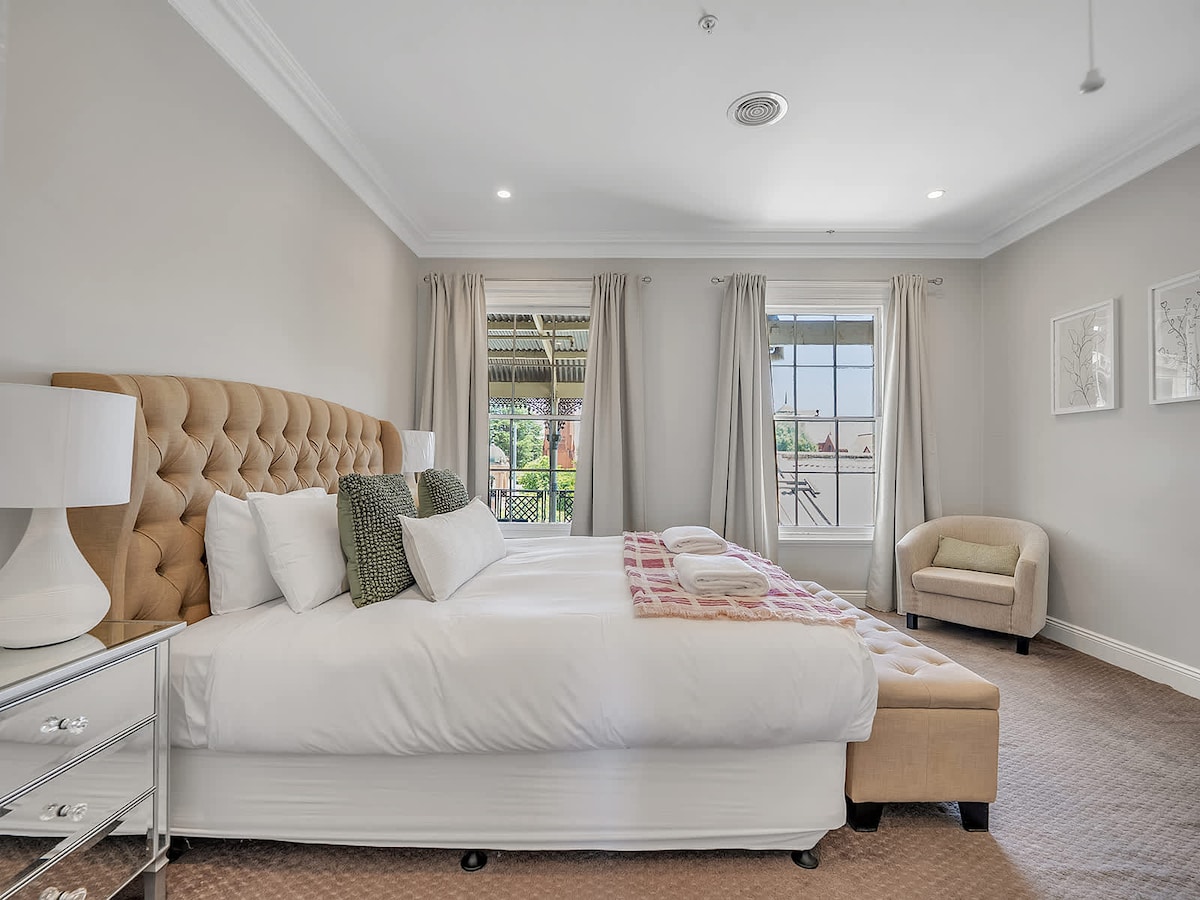 Spálňa 1 – manželská posteľ + vstavaný šatník