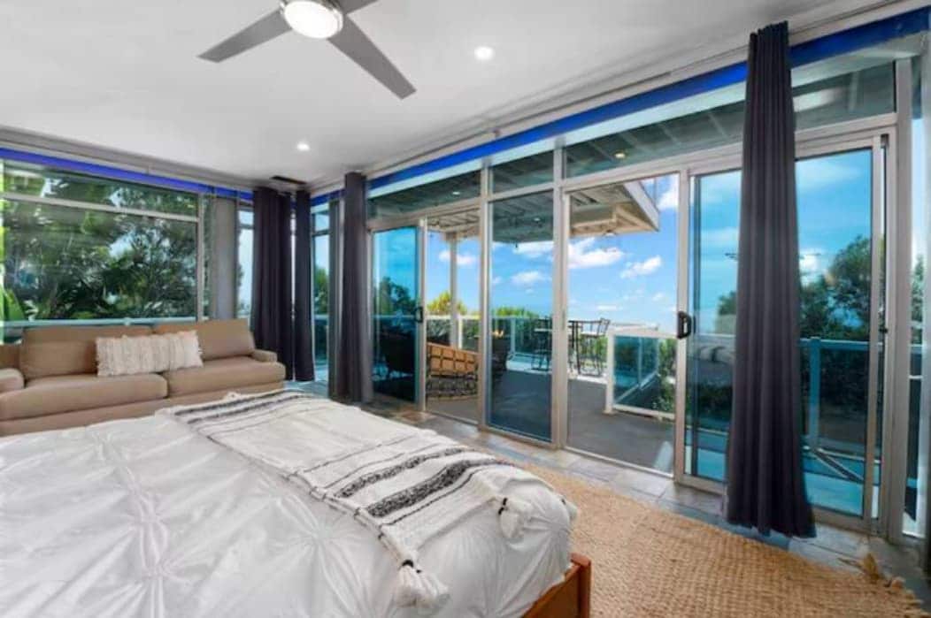 Просторен кревет со удобни чаршафи, сместен во соба со стаклени ѕидови која нуди великодушен поглед на небото и бујно зеленило. Тоа е совршено место за да се разбудите и да дозволите убавината на природата да ве опкружи.