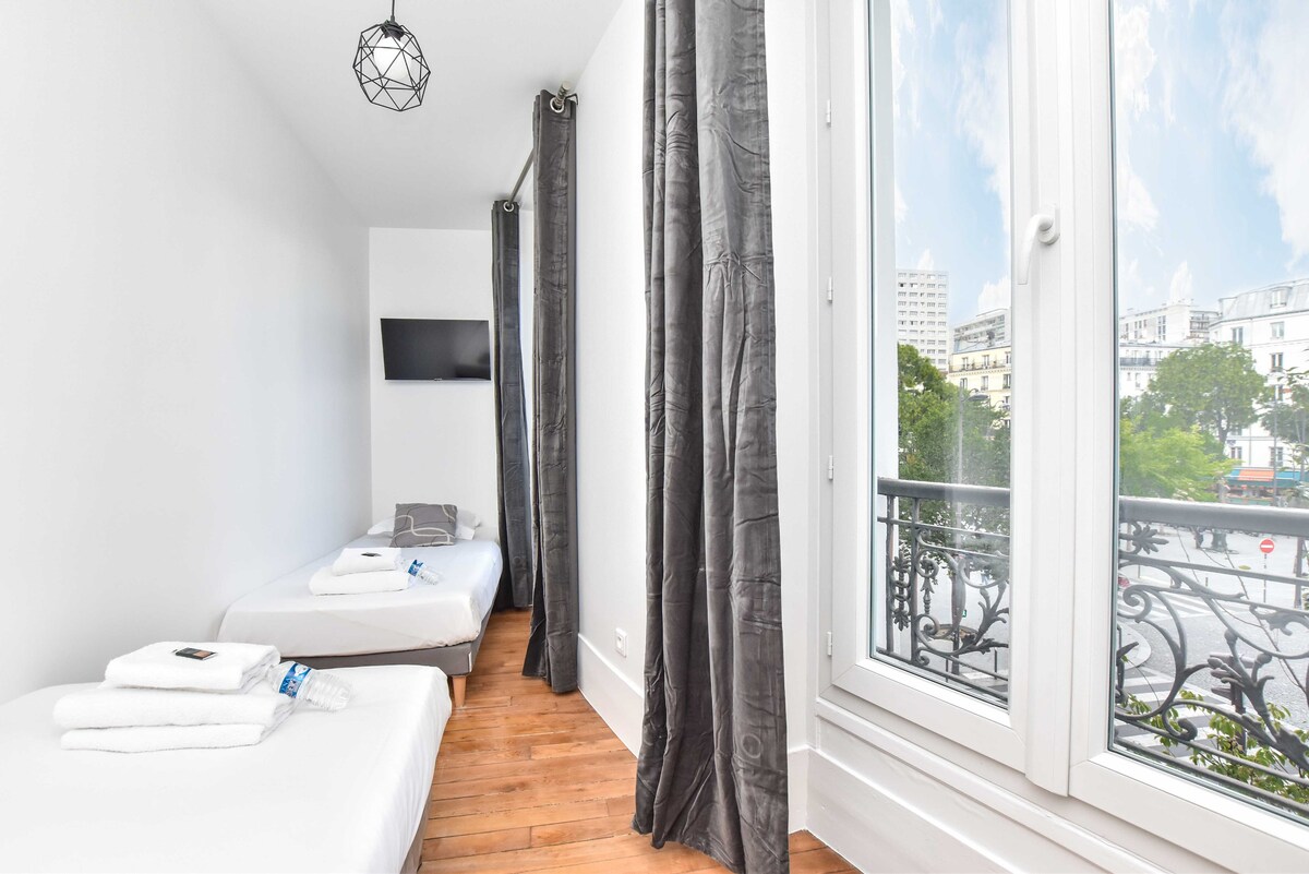 მეორე საძინებელი ორი ერთადგილიანი საწოლით, რაც დამატებით კომფორტს უზრუნველყოფს თქვენი მშვიდი ღამეებისთვის.