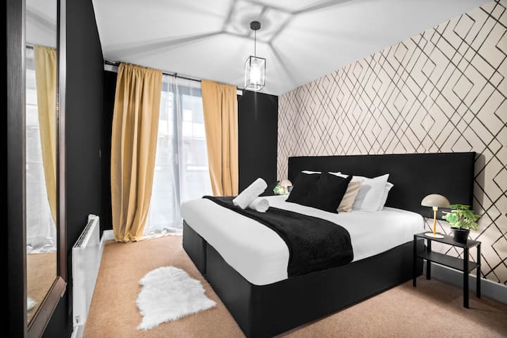 Arcadian Apartment * Balcony * Parking * King Bed - Birmingham
