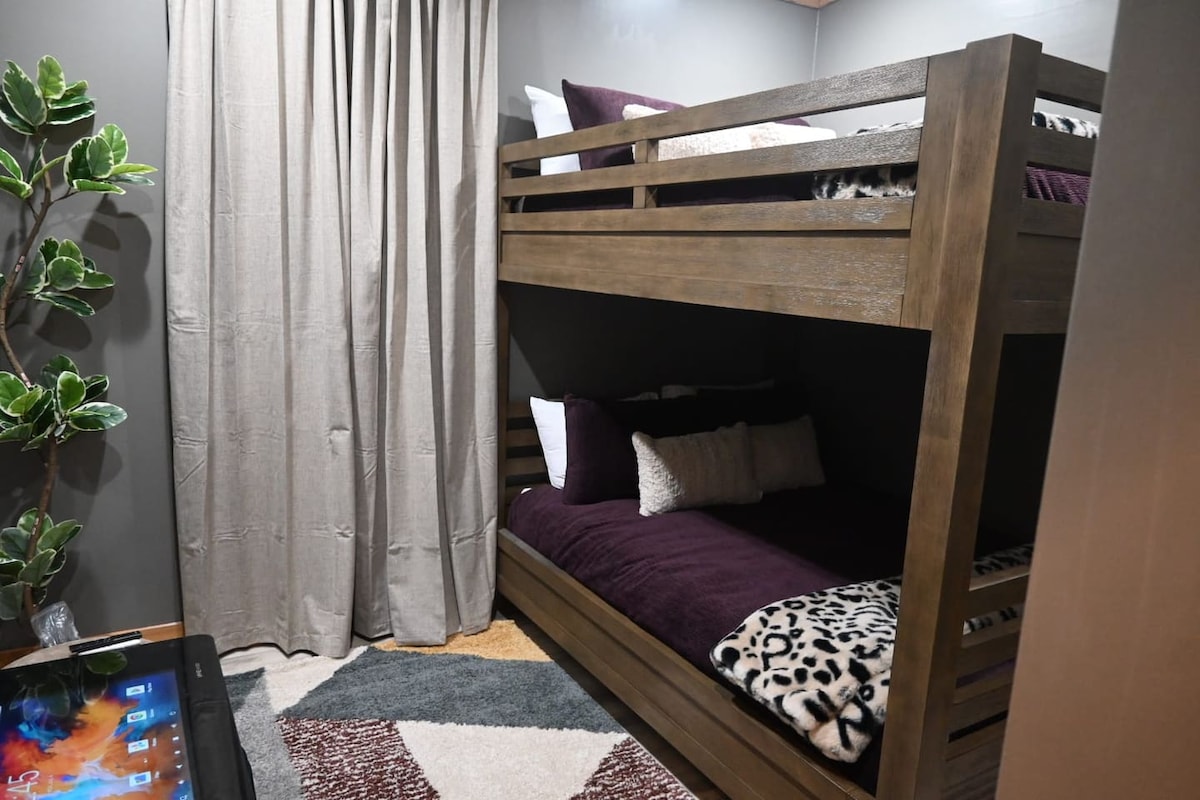 El dormitorio tres es un espacio divertido y funcional, perfecto para familias o grupos. Cuenta con una litera queen sobre queen. Además de la experiencia, hay una mesa de juegos de consola digital con una amplia variedad de juegos.