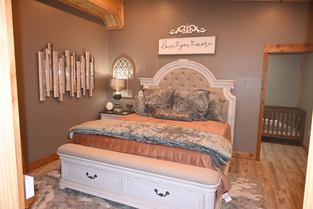 La espaciosa suite principal ofrece un relajante refugio con una cómoda cama y un baño privado. Adjunto a la suite hay un espacio adicional cuidadosamente diseñado, perfecto para familias con niños, con una litera doble y una cuna.