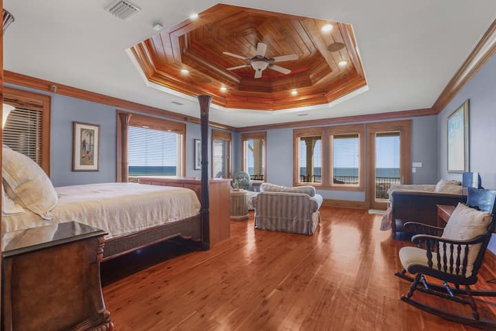 Suite principale avec vue d'angle et accès au balcon
