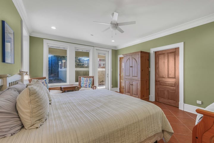Chambre au niveau inférieur - très grand lit et lit simple gigogne - accès au patio au niveau inférieur