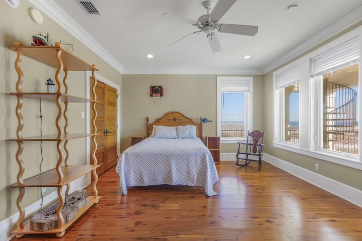 Chambre de garçon avec salle de bain attenante et accès au balcon - Coin sud-est