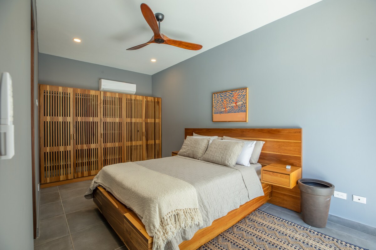 -غرفة النوم 1: سرير كوين فاخر (غرفة الوالدين)