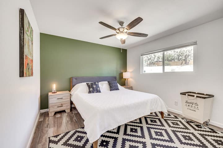 卧室1 |加大双人床|吊扇和装饰墙