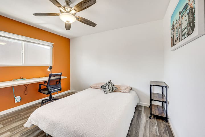 卧室3 |日式床垫|书桌和床头柜照明