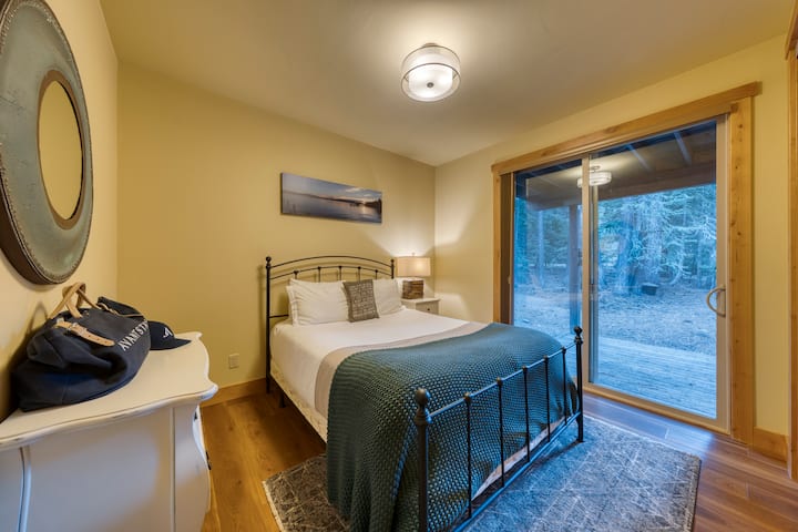 ห้องนอนที่ 2 มีเตียงควีนไซส์และสามารถเข้าถึงอ่างน้ำร้อนได้