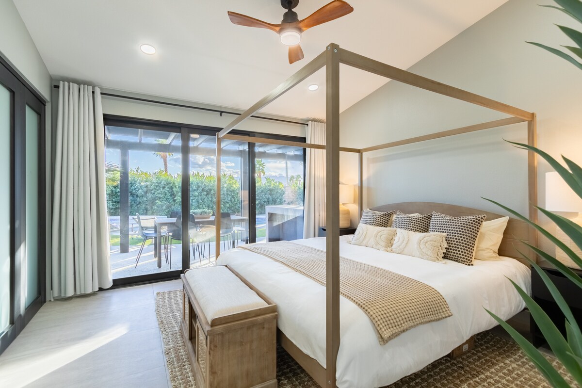 تحتوي غرفة النوم الأساسية على سرير كبير وإمكانية الوصول إلى الفناء وحمام داخلي.