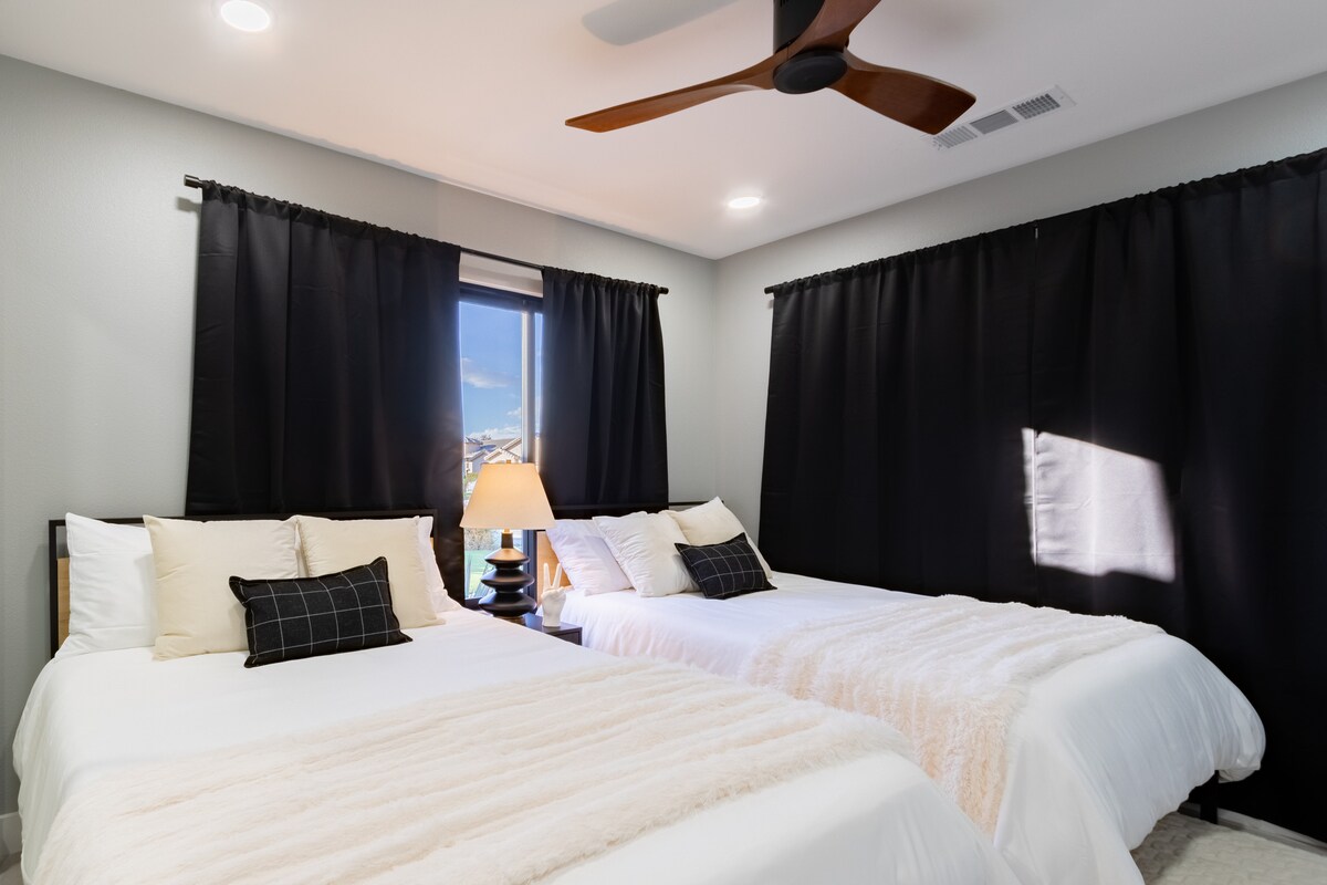 تحتوي غرفة النوم 2 على سريرين كاملين.