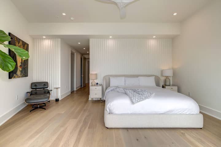 Dormitorio principal en el segundo piso con cama tamaño king.