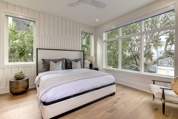 Primer dormitorio en el piso de estar con cama tamaño king
