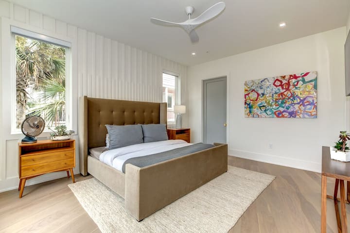 Primer dormitorio en el piso de estar con cama tamaño king. Primer dormitorio en el piso de estar con cama tamaño king.
