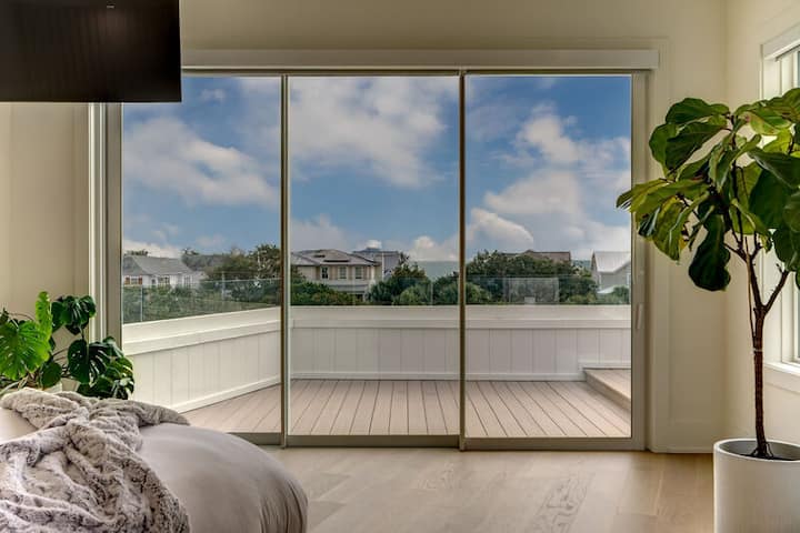 Dormitorio en el segundo piso con cama tamaño king