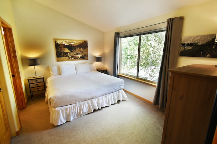 Dormitorio de invitados con cama tamaño king