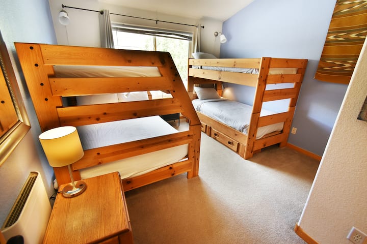 Dormitorio de invitados con literas