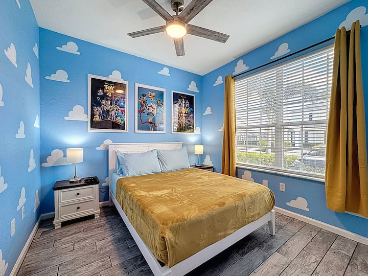 Dhomë fëmijësh argëtuese dhe plot ngjyra e frymëzuar nga Toy Story, me shtroja të rehatshme dhe shumë dritë natyrale.