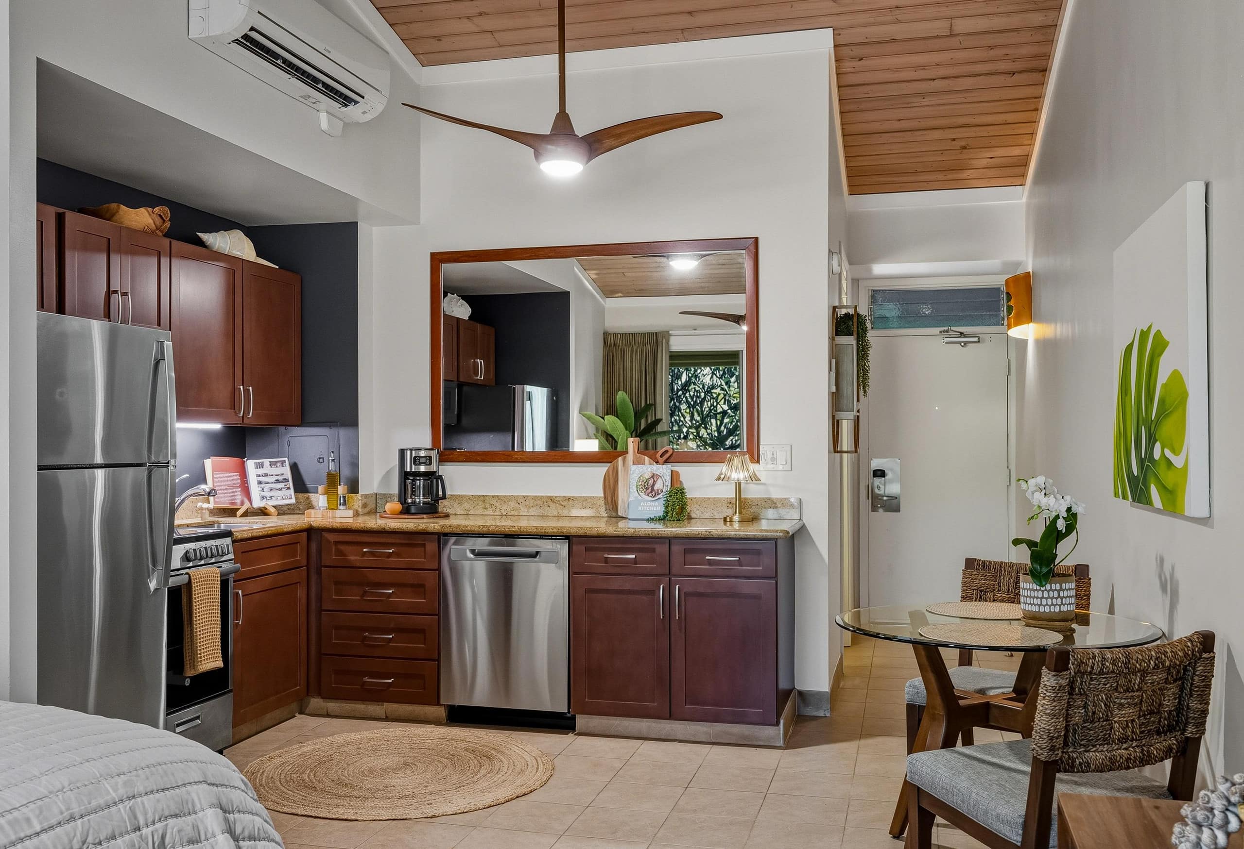 Condo in Lahaina · ★5.0 · 1 bedroom · 2 beds · 1 bath - Image 4