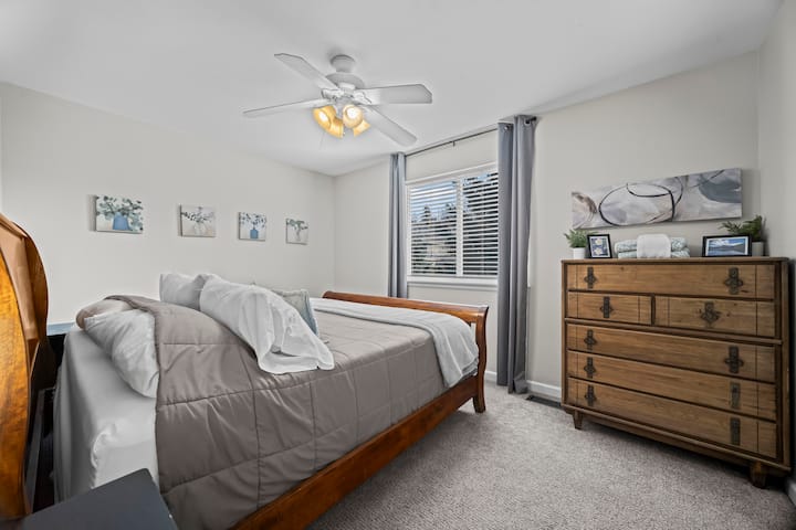 Cómodo dormitorio con cama tamaño queen, espacio de almacenamiento, luz suave y ambiente tranquilo
