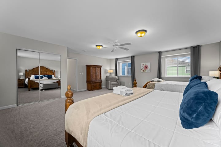 Amplio dormitorio con una cama tamaño king y una tamaño queen, ideal para familias o grupos