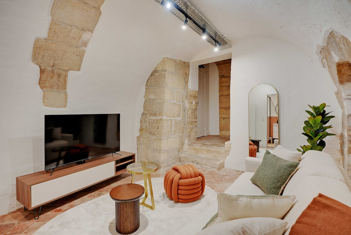  Втора дневна соба со удобен кауч на спуштање за две лица, телевизор и помошна маса.