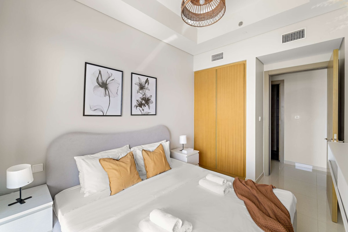 Relájate en un dormitorio tranquilo con tonos cálidos y neutros.