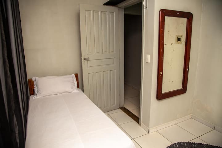 Cama confortável em ambiente tranquilo e bem organizado