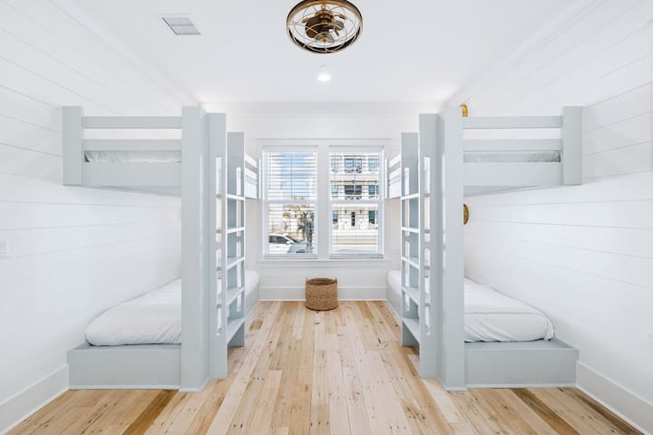 Divas dvīņu gultas virs dvīņu guļvietām