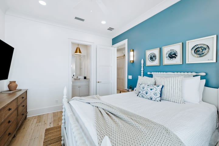 Guļamistaba ar īpaši lielu divguļamo gultu pirmajā stāvā