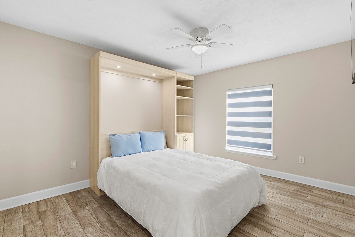 חדר שינה עם מיטת קווין סייז נפתחת