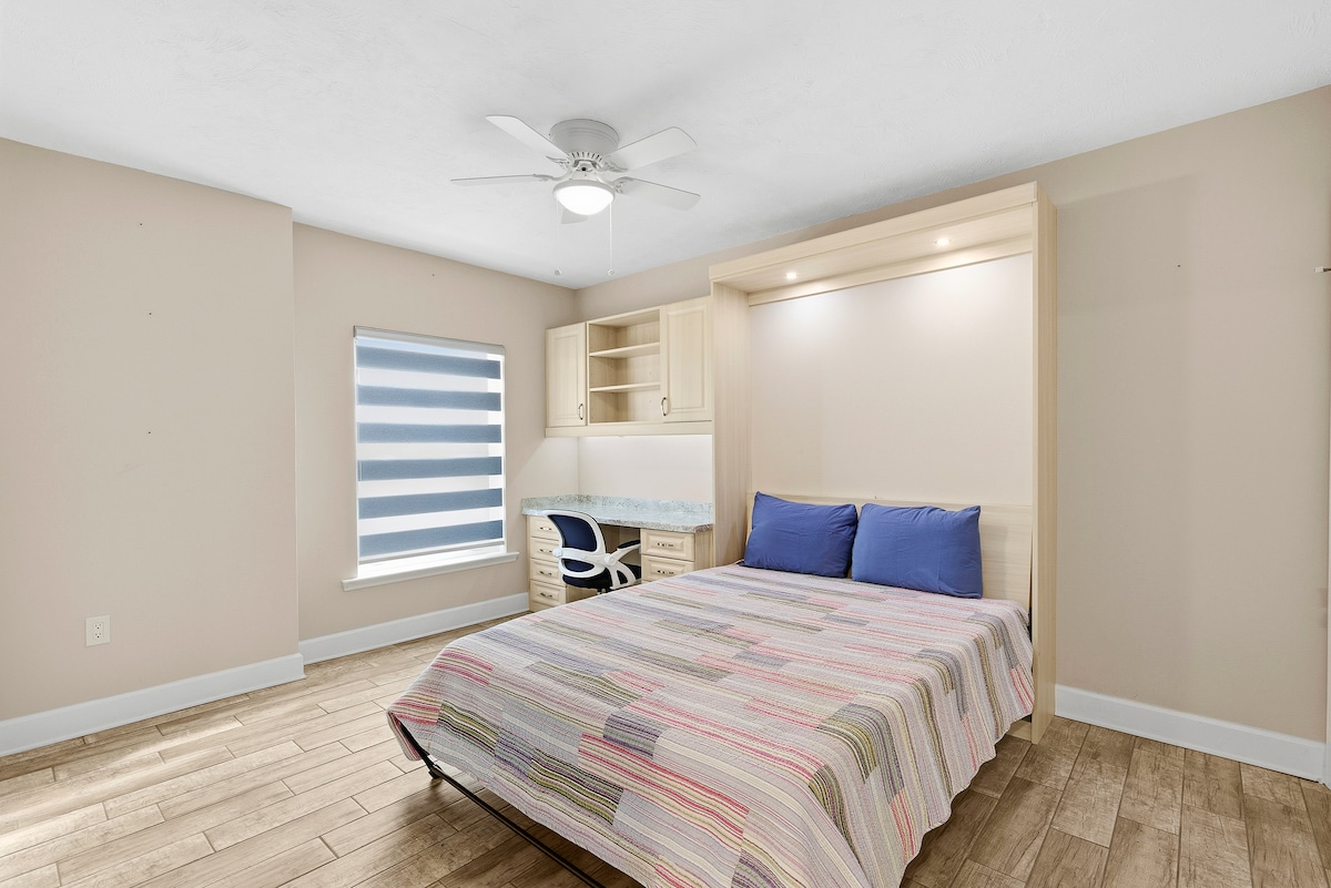 חדר שינה עם מיטת קווין סייז נפתחת