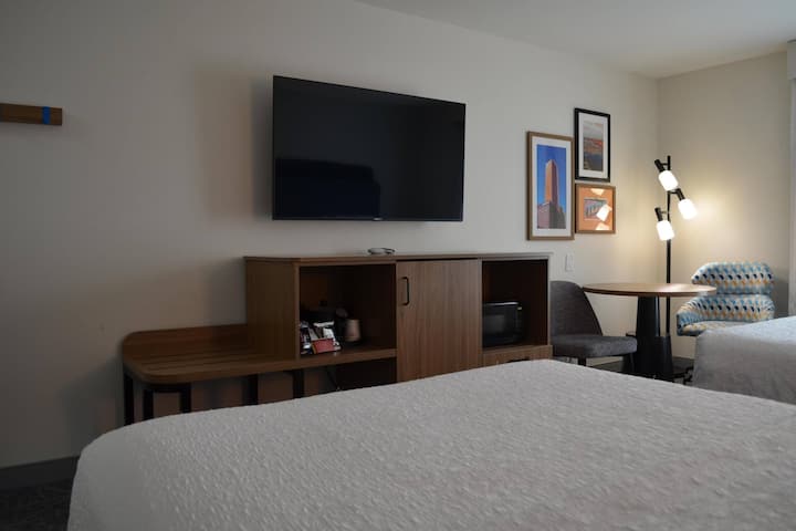 2 Convenient Units! Outdoor Pool & Free Breakfast - Tomball, TX