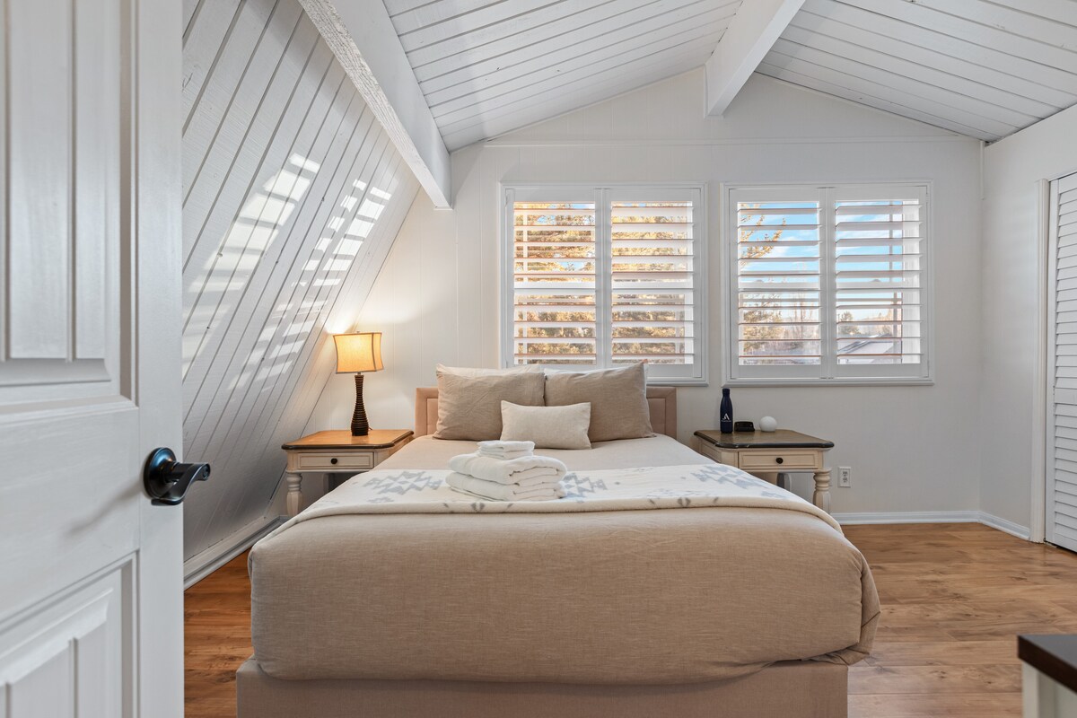 בחדר השינה הראשי יש מיטה מלאה וטלוויזיה עם חדר רחצה צמוד.