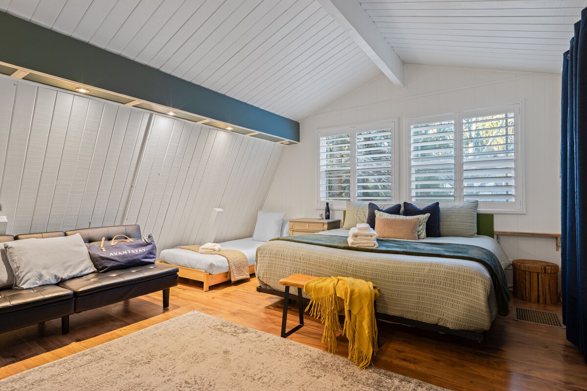 בחדר השינה השני יש מיטת קינג סייז, מיטת יחיד ופוטון.