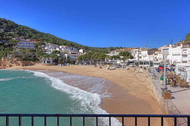aigua dolça 1 – beachfront apartment in tamariu-co gallery image 2