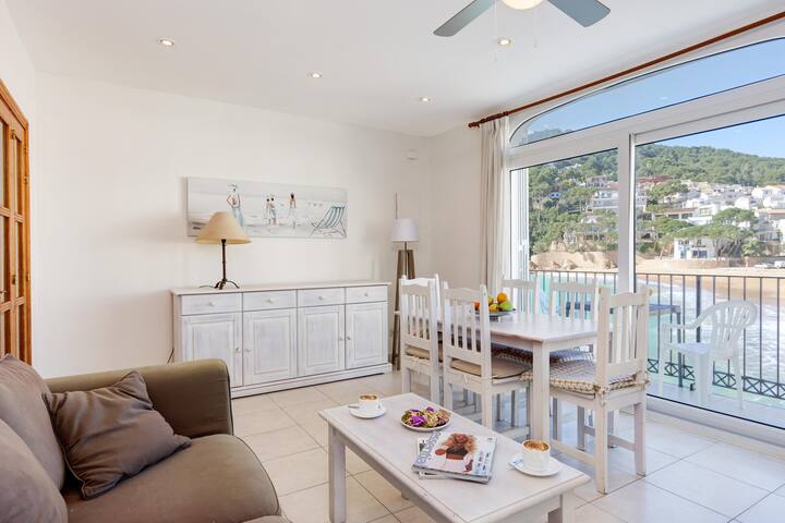 aigua dolça 1 – beachfront apartment in tamariu-co gallery image 5