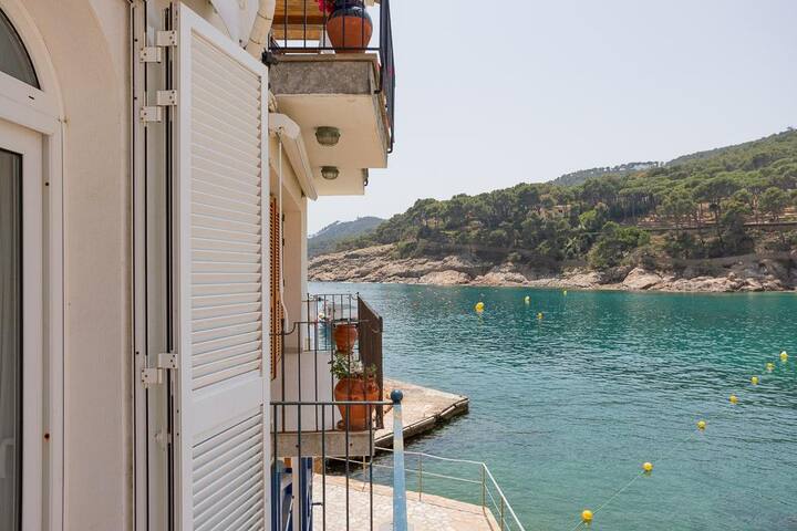 aigua dolça 1 – beachfront apartment in tamariu-co gallery image 4