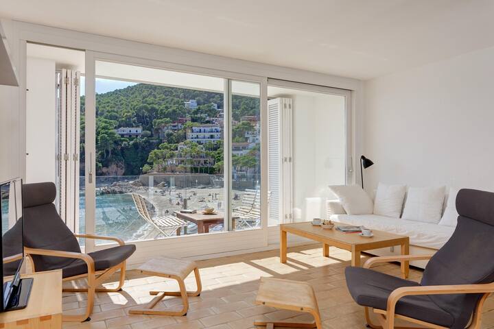 filosia 2-beachfront apartment-tamariu-costa brava gallery image 3