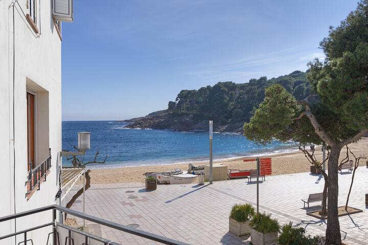 macrina-seafront apartment-tamaru-costa brava gallery image 2