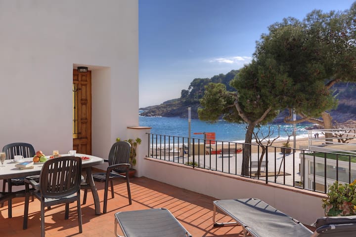 macrina-seafront apartment-tamaru-costa brava gallery image 3