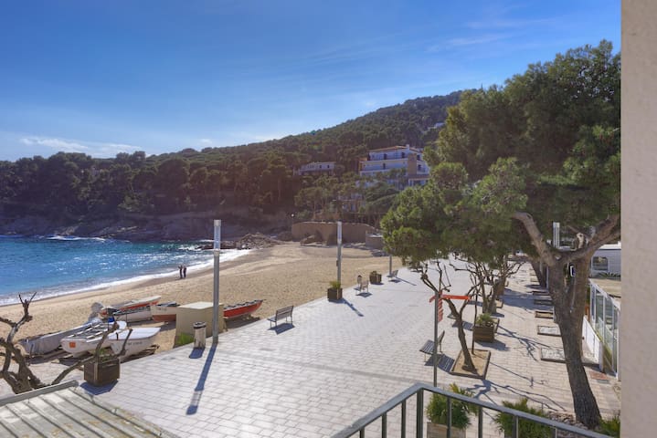 macrina-seafront apartment-tamaru-costa brava