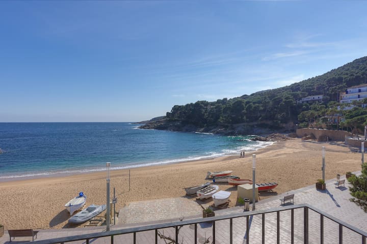 macrina 2-seafront apartment-tamaru-costa brava
