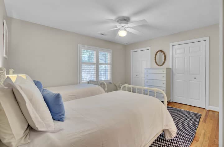 U 2. spavaćoj sobi nalaze se 2 zasebna kreveta i privatna kupaonica.