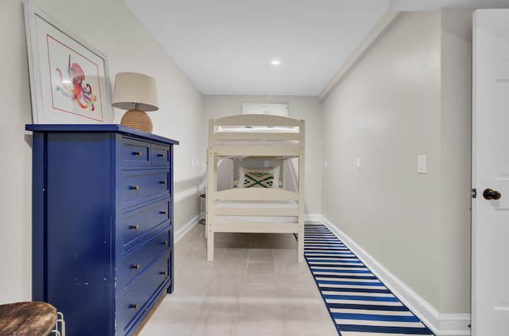 5. spavaća soba ima 2 kreveta na kat.
