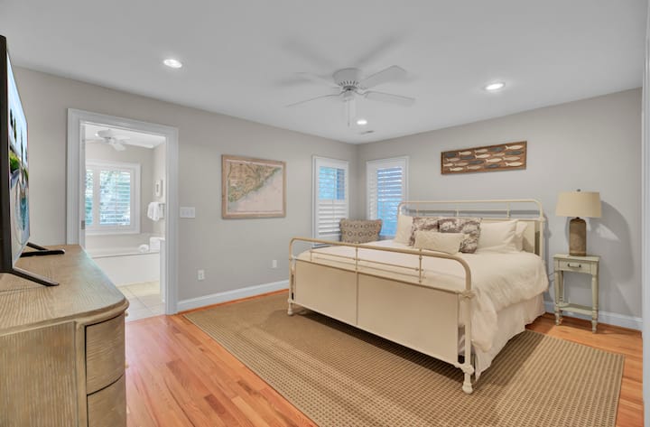 Spavaća soba 1 ima bračni krevet (širine 180 – 200 cm) i privatnu kupaonicu.