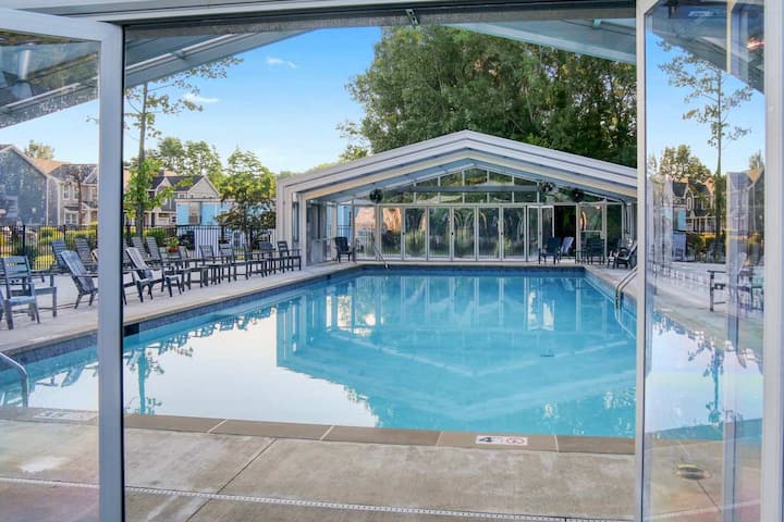 Harbor Splash | Steps To Indoor/outdoor Pool - South Haven, MI